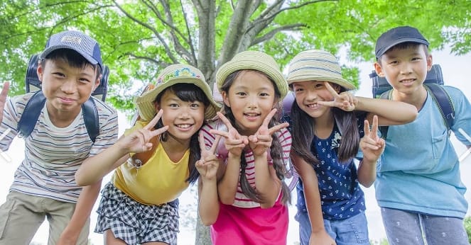 進んで学校に行き持ち
学校というところ